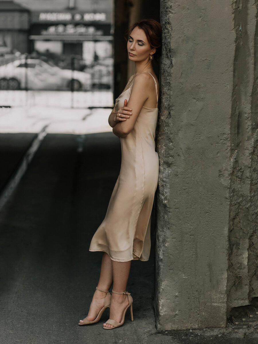 Как бы вы описали женщину на этих фото?