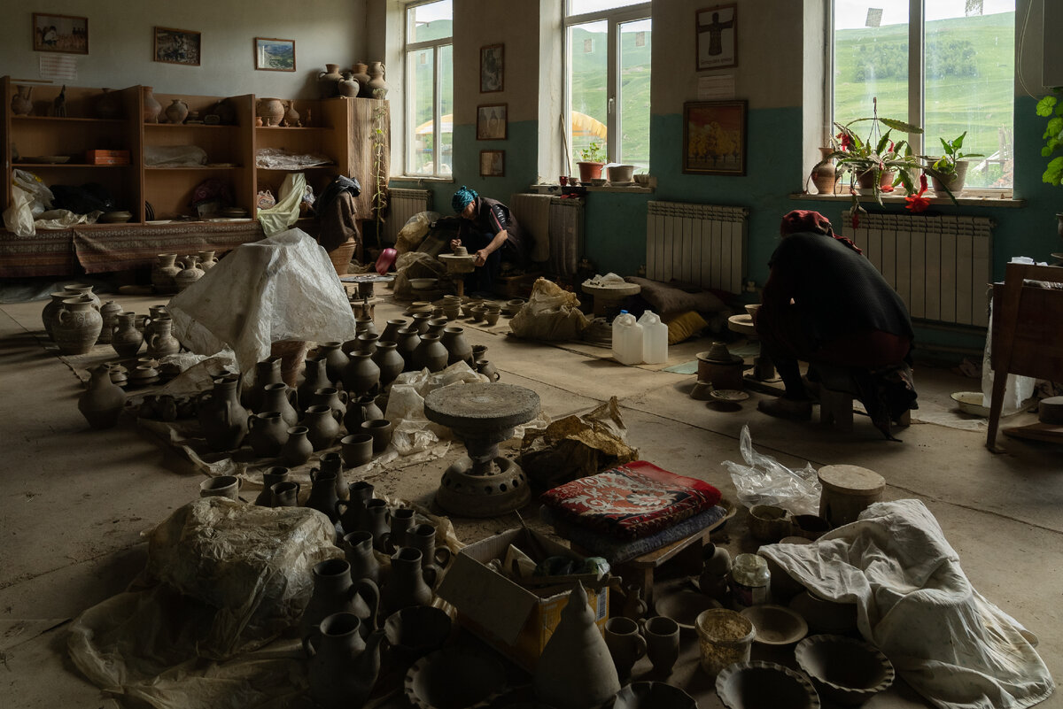 Дагестанское селение Балхар сотни лет специализируется на керамических изделиях. Подробнее я писал о нем здесь. Селение медленно умирает, обжиг происходит все реже.-2