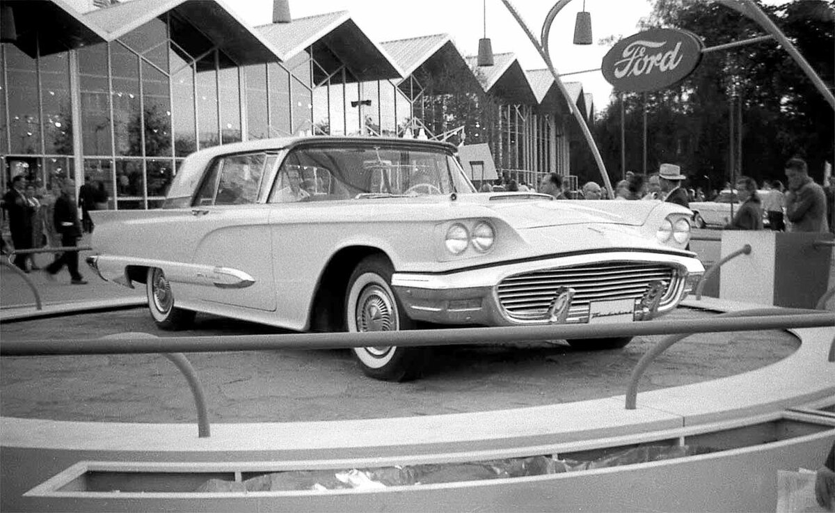 Автомобиль Ford, один из экспонатов выставки