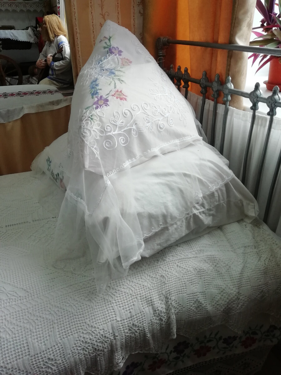 Так заправлять кровать меня учила мама.. Фото из музея.. 