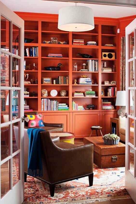 Яркий шкаф сам по себе предмет декора, и книги в нем смотрятся совсем по-другому
