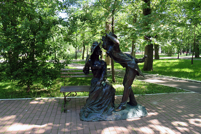 Уютные зеленые аллеи, интересные тематические площадки, веселые аттракционы - все это делает парк имени Пушкина в Саранске излюбленным местом отдыха.-9