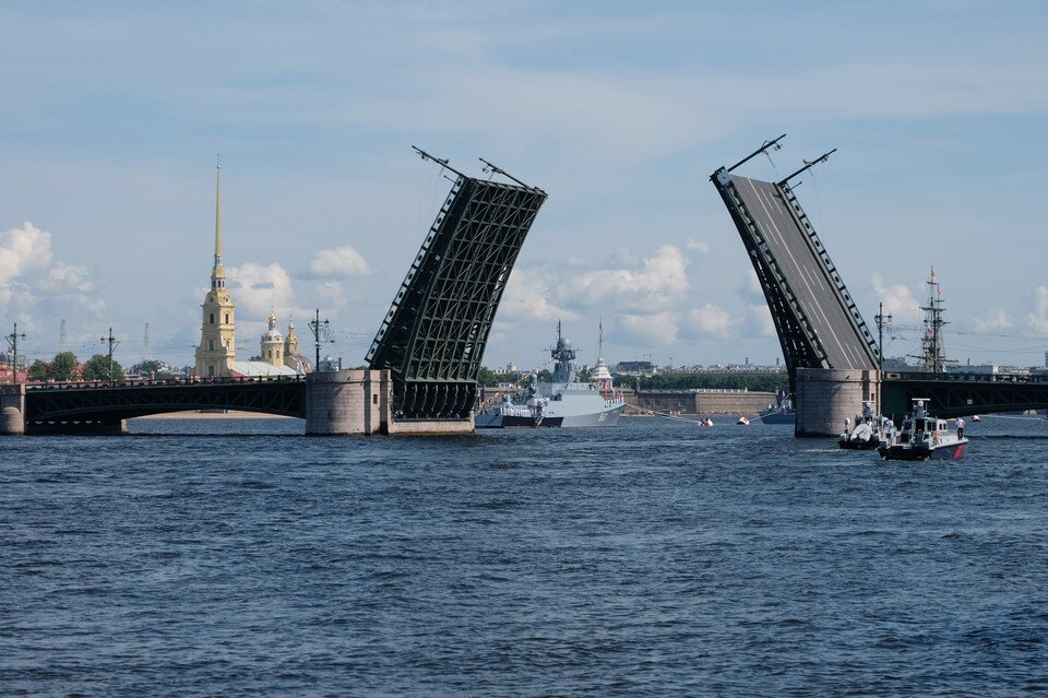     Дворцовый мост разведут под симфонию Шостаковича вечером 9 августа Артем КИЛЬКИН (архив)