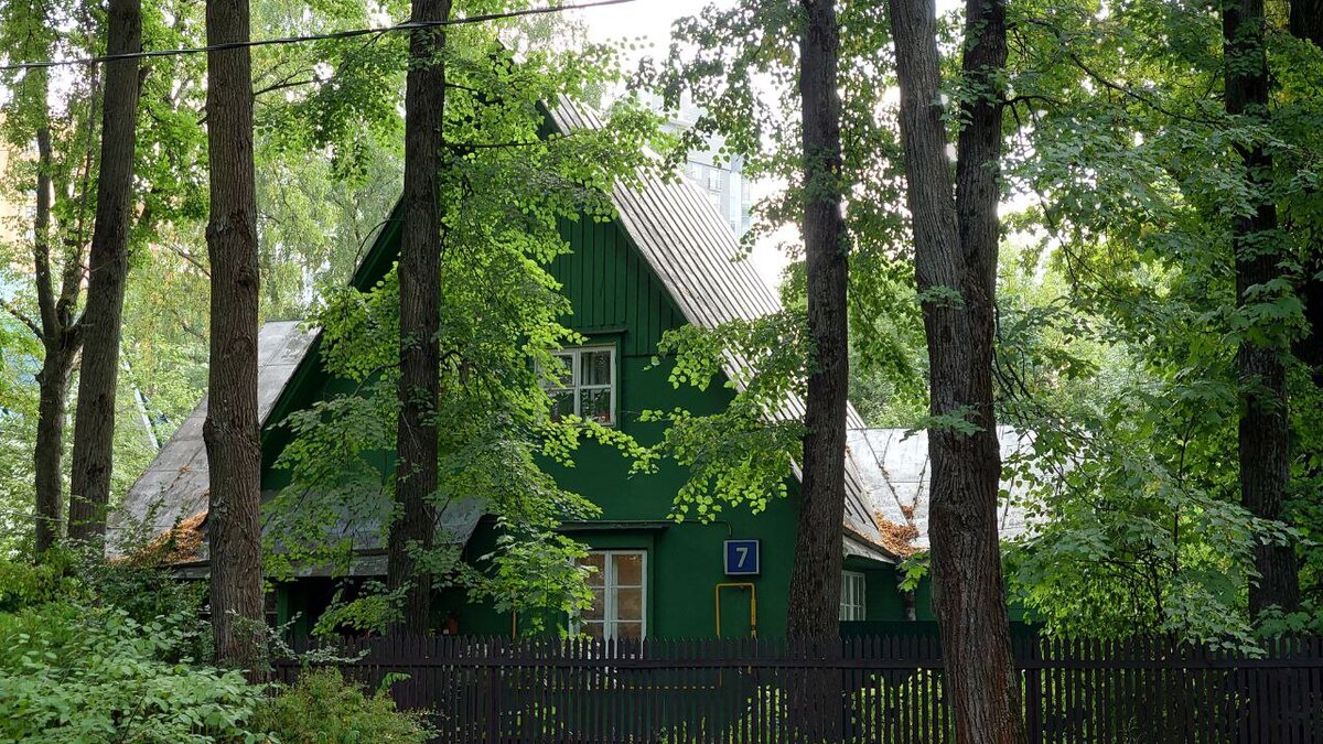 В этот раз мы приглашаем вас совершить виртуальную фотопрогулку по поселку Сокол. 