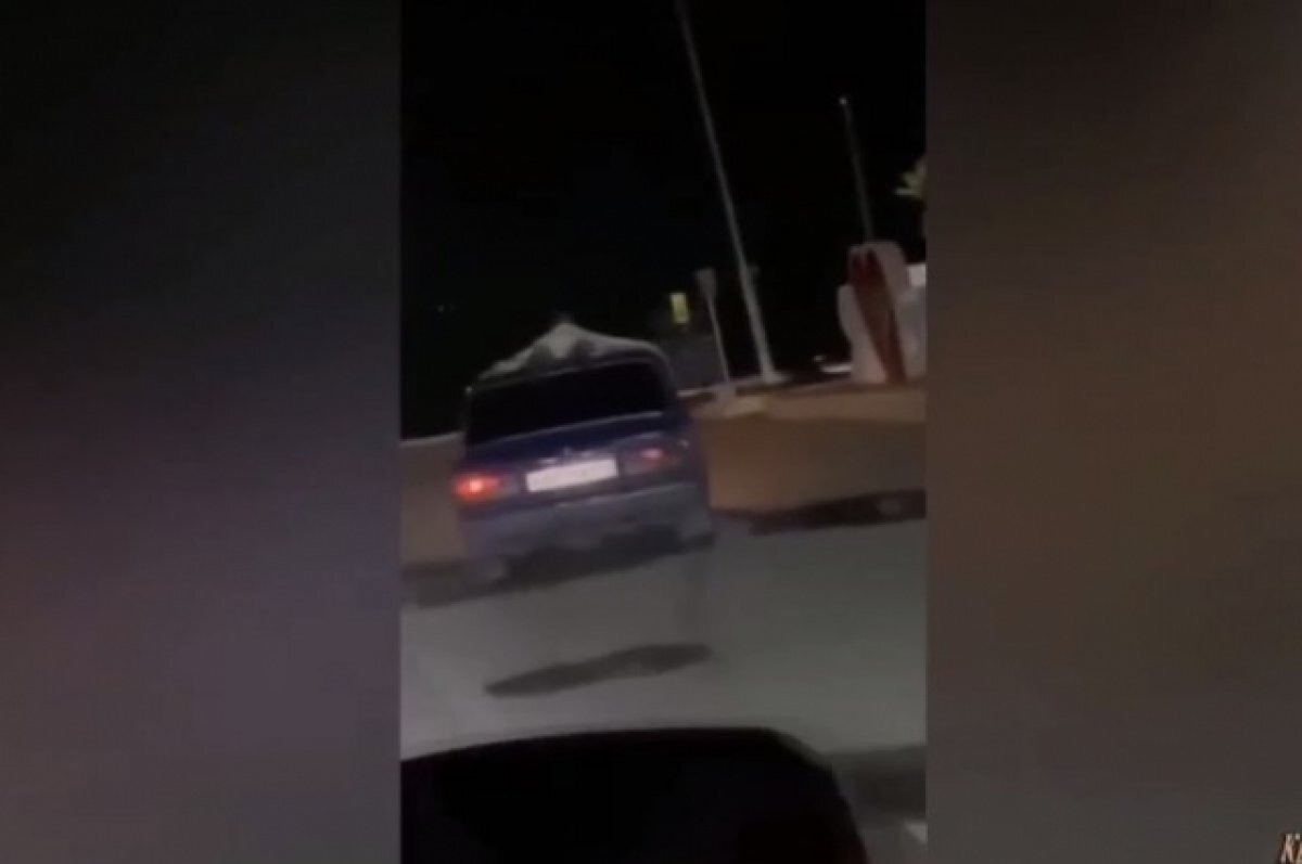    Пассажир ехал на крыше автомобиля.