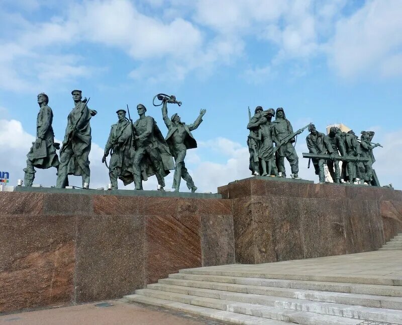 Мемориал на площади победы в санкт петербурге. Площадь Победы Санкт-Петербург мемориал. Моумент героическим защитникам лени. Монумент героическим защитникам Ленинграда в Санкт-Петербурге. Монумент героическим защитникам Ленинграда на площади Победы.