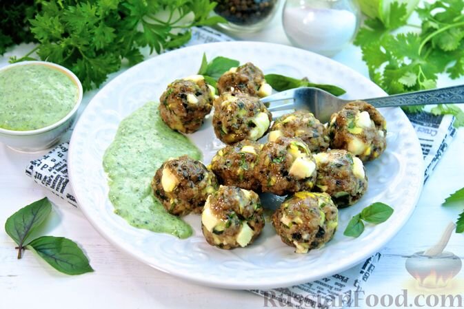 фарш мясной, кабачки, сыр фета, зелень петрушки, мята, лимон, сухари панировочные или хлебная крошка, травы прованские, кориандр молотый, перец молотый, соль, масло растительное, йогурт, кинза