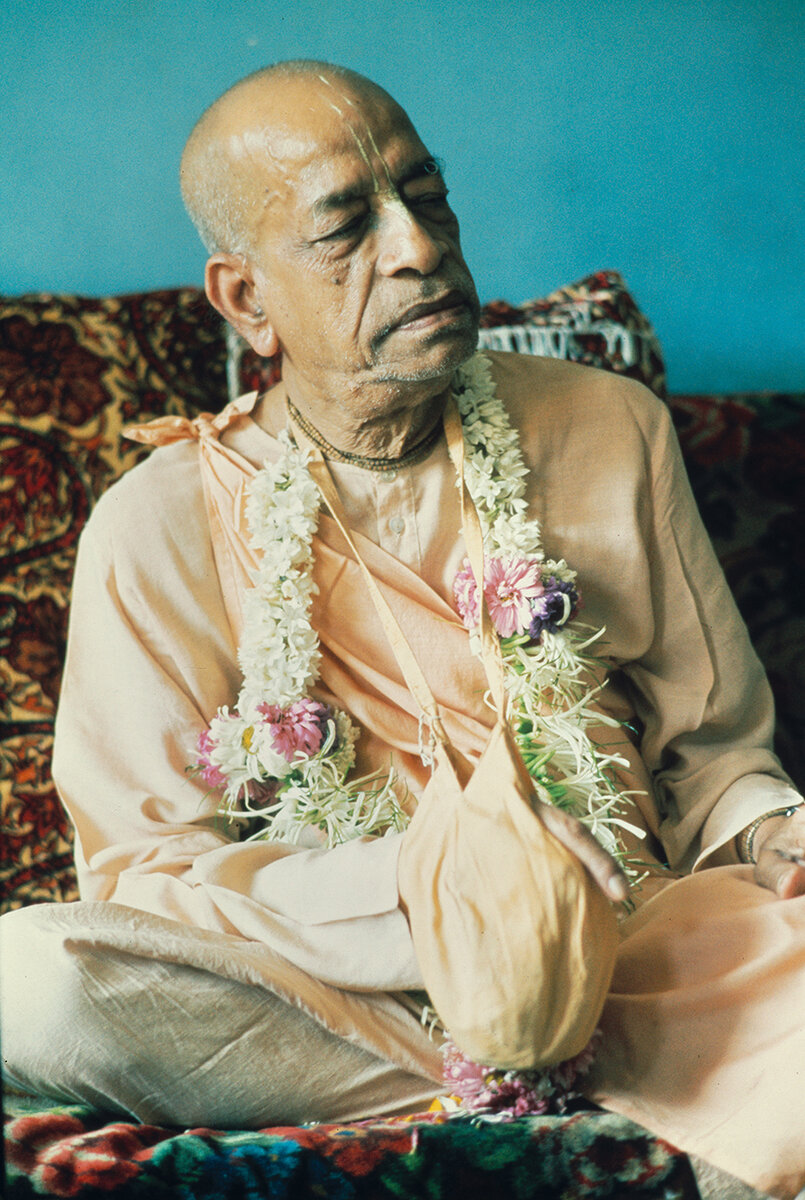 Щрӣла Прабхупа̄да и его медитация на Абсолютную Истину - повторение Харе Кp̣шна маха̄-мантры (джапа).