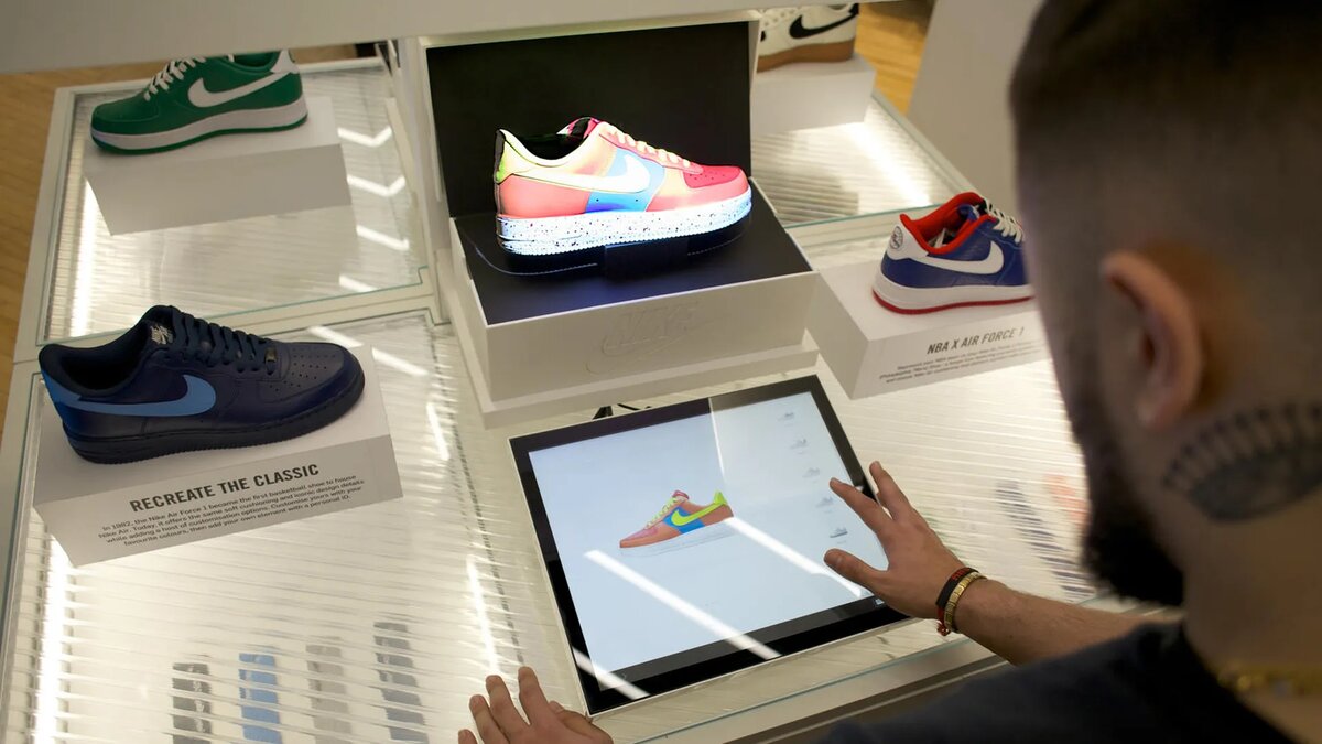 Персонализация обуви в магазине Nike