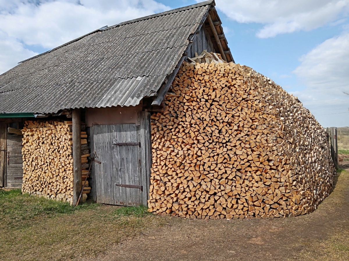Дрова колотые и чурбаками. Видим дрова. Дрова. Видим дрова. Кучка дров.