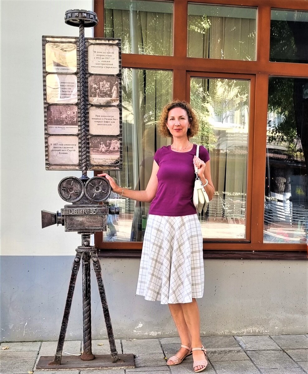 Фото автора. Жанровая скульптура на месте первого в Рязани кинотеатра "Дарьялы", открытый в 1912 г., сюда приходил смотреть кино сам Сергей Есенин. Рязань, ул. Почтовая, д. 63. 2023 г. Галерея фото