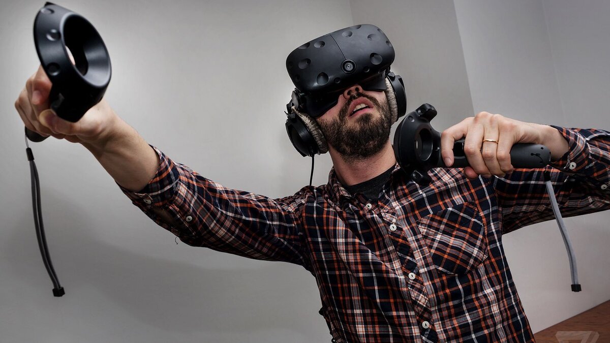 Человек играет в VR 