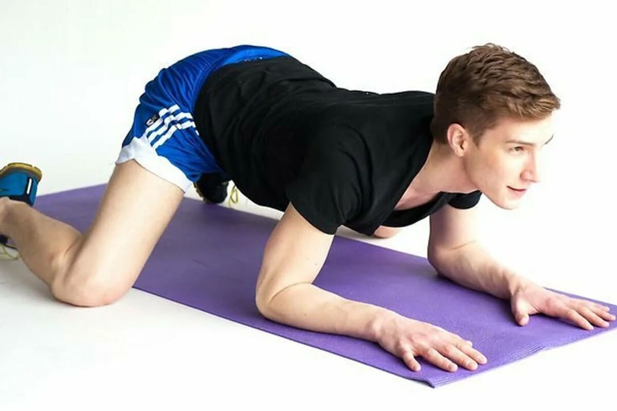 How to perform. Парень на четвереньках. Упражнение лягушка. Мужчинана четвнреньках. Упражнение лягушка для растяжки