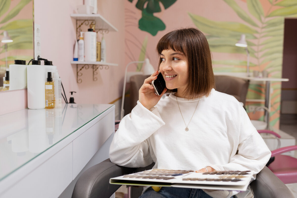 Бьюти-мастер продает свои услуги с помощью с помощью AI SMM