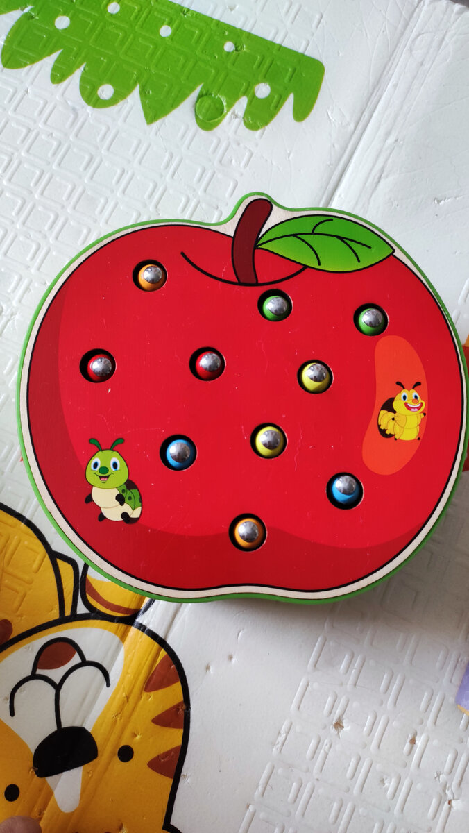 Яблочко с червячками