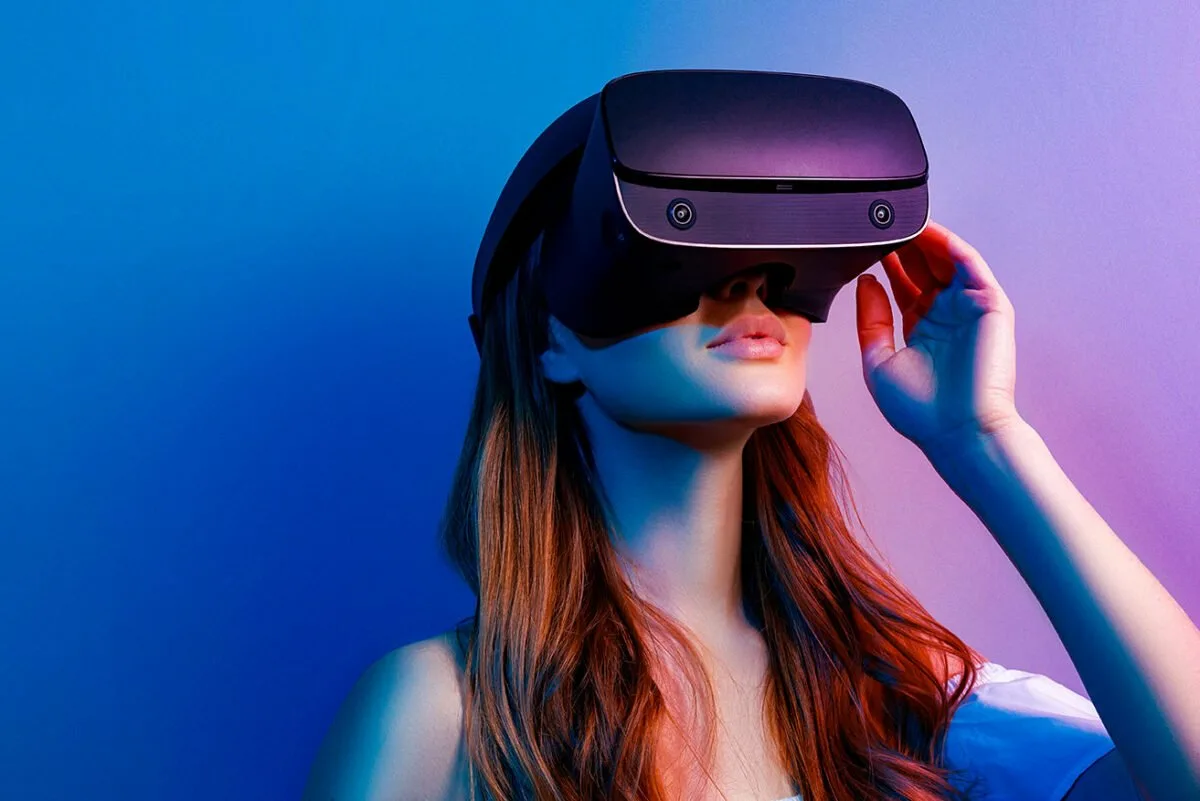 Виртуальные очки 2024. Очки виртуальной реальности. Виртуальная реальность девушка. VR виртуальная реальность. Очки виртуальной реальности девушка.