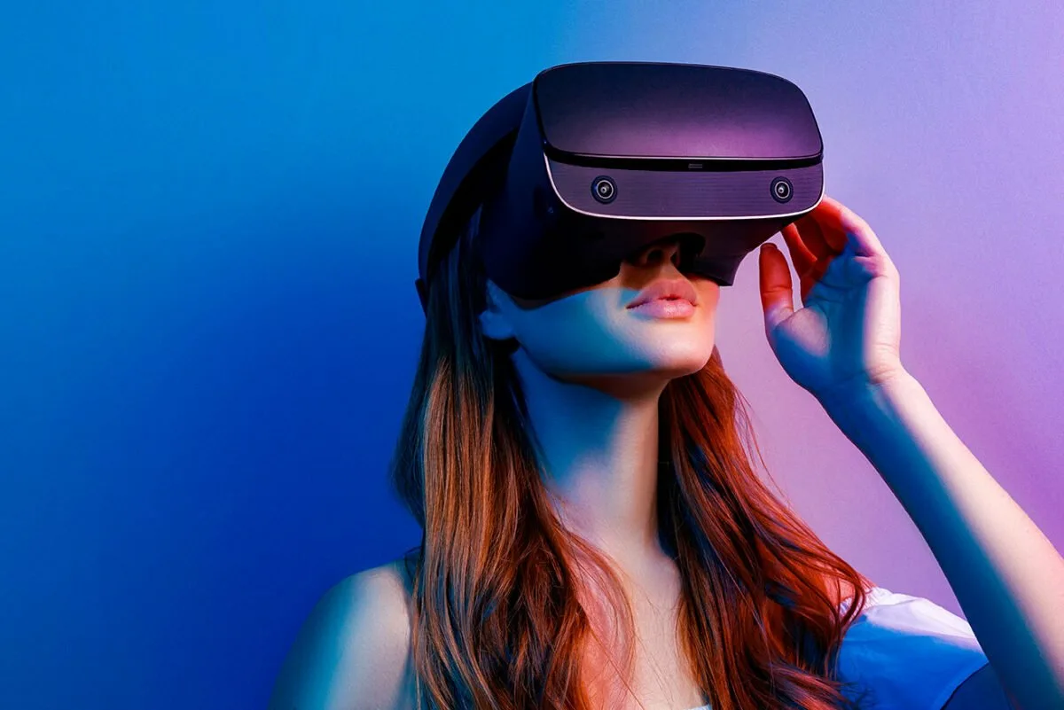 Vr виртуальная реальность. Виртуальная реальность девушка. Виртуальные очки девушка. Девушка в очках виртуальной реальности. Человек в очках виртуальной реальности