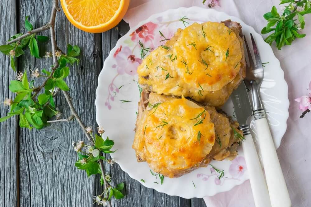 Куриные бедра с ананасом и сыром в духовке. Семга с ананасами запеченная. Сёмга с ананасом в духовке. Куриные бедра с ананасами.