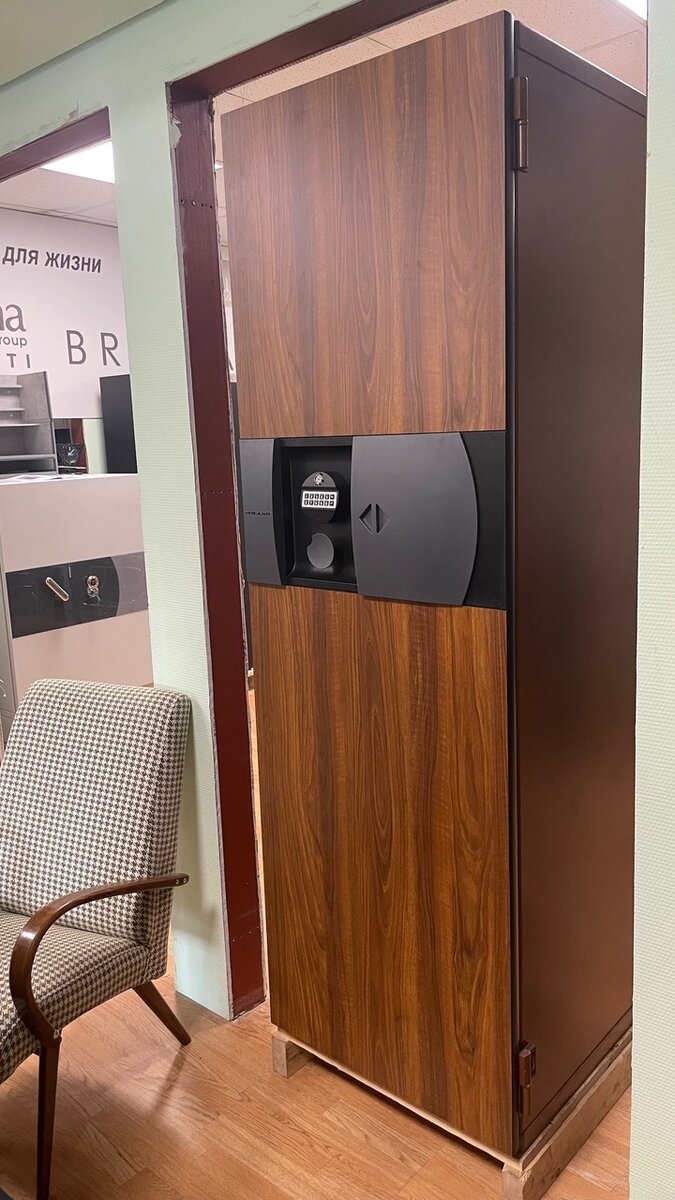 Огневзломостойкий сейф KASO E3-350 (Финляндия) с декоративной панелью "темный дуб", оригинальным синим интерьером, 2мя запираемыми отделениями и полками из закаленного стекла, подсветка 