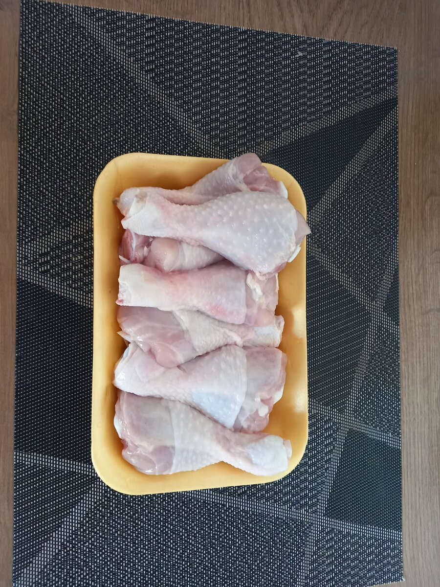 1. Для начала берём курицу и хорошо промываем мясо. 