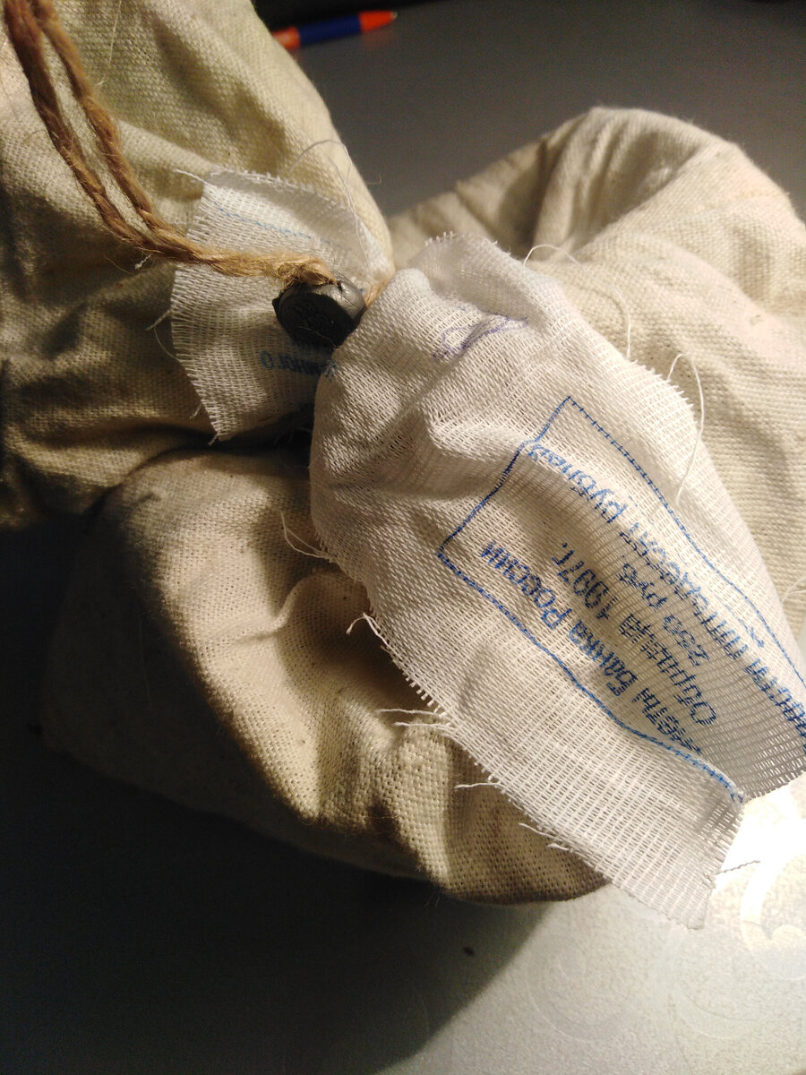 Пломба у данного мешка была не пластиковая, а свинцовая.