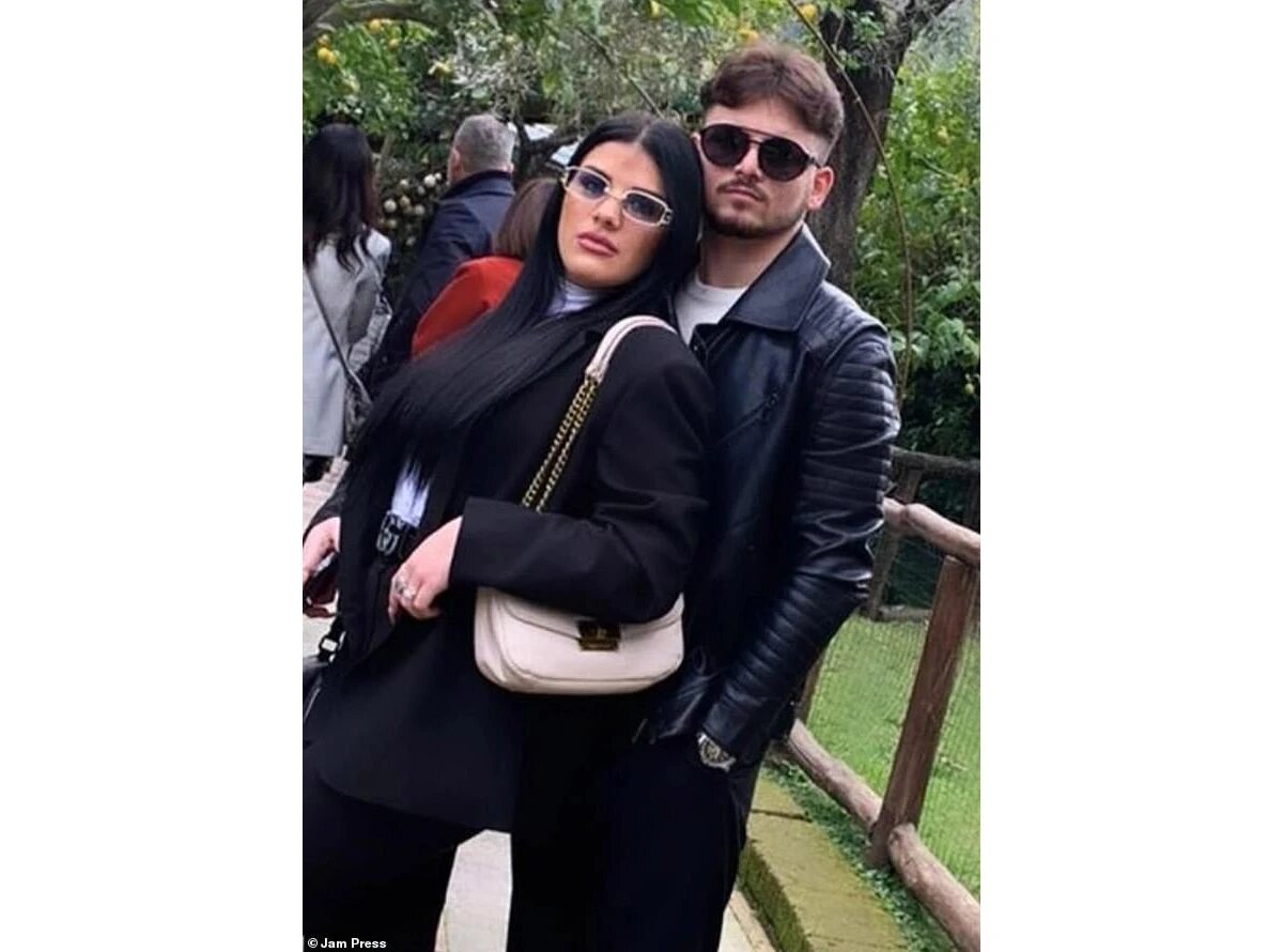 21-летняя Алессия Небосо (на фото слева) умерла после того, как получила сиськи «мечты», чтобы подчеркнуть свою грудь в свадебном платье, так как планировала выйти замуж за своего давнего бойфренда Марио Луккези (на фото справа). Фото: JP