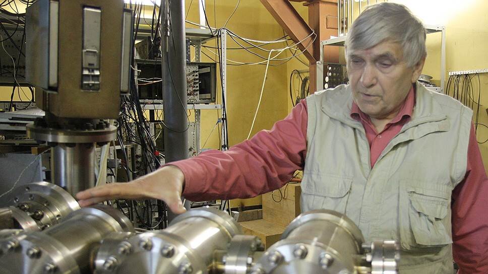 Детекторы частиц распололожены внутри этих трех вакуумных камер. Фото Мария Роговая