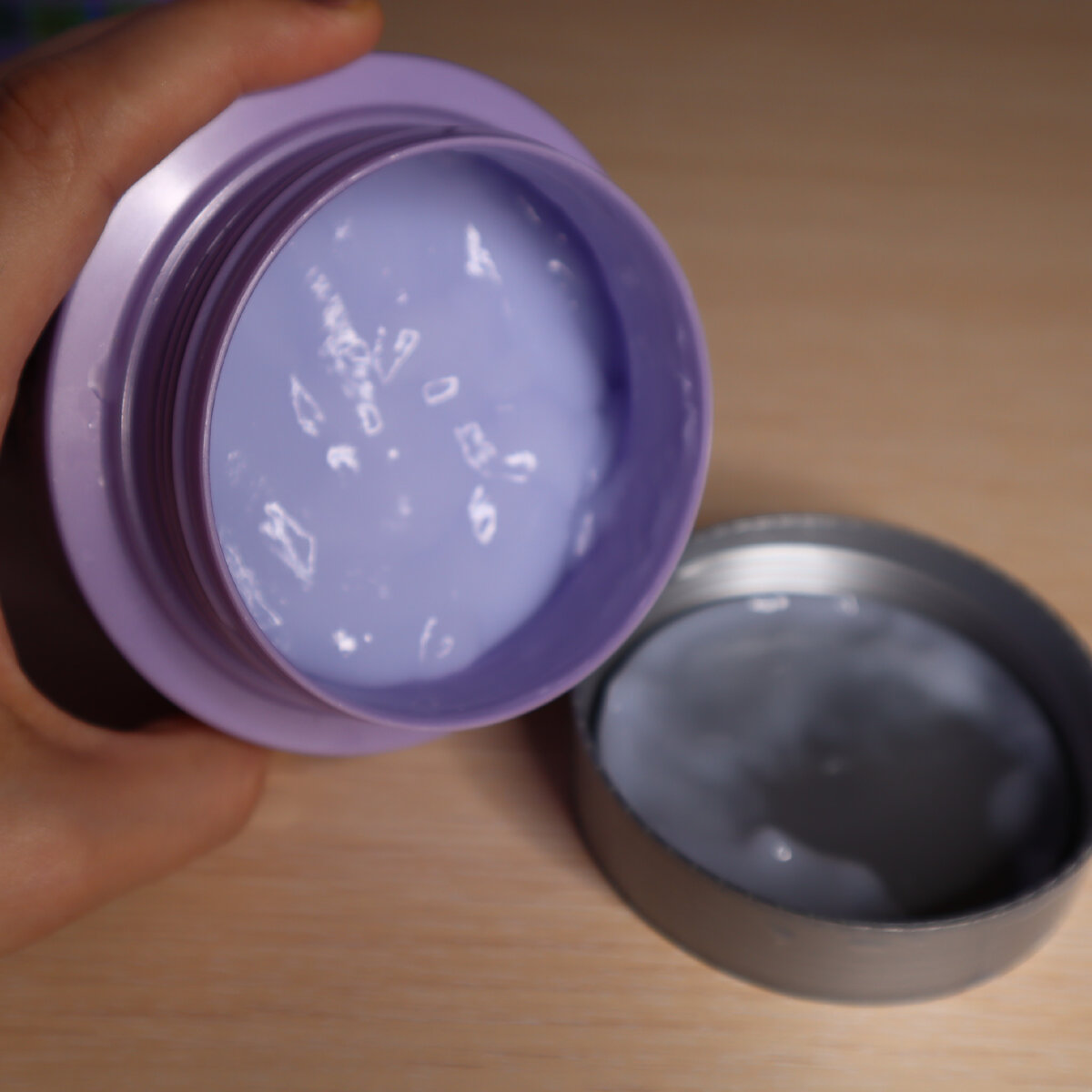 Маской пользуюсь раз в неделю. Наношу на кончики и оставляю на 3 минуты, потом смываю