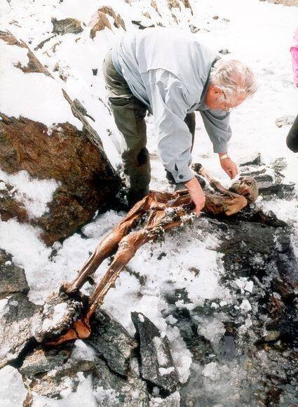 30 лет назад - 19 сентября 1991 года - в Альпах была случайно обнаружена самая древняя мумия Европы. Ее нашли два немецких туриста-альпиниста, супруги по фамилии Симон, и сообщили куда следует.-4