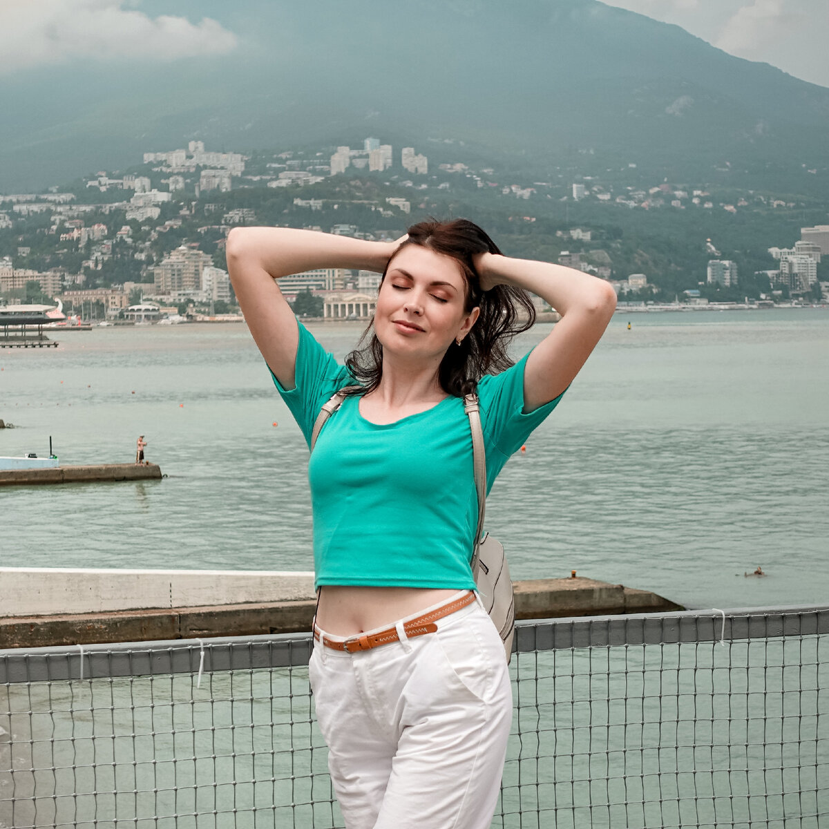 Фото автора на фоне Ялты