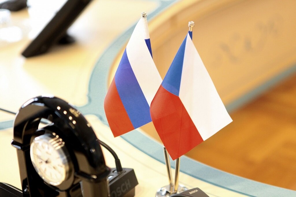 Настоящим прозрением и откровением слышатся заявления главы правительства Чехии Андрея Бабиша о том, что Европейский Союз должен поддерживать отношения с Россией. Чтобы осуществить эти инициативы, по мнению чешского премьера, надо подобрать нужный формат взаимодействия. 
 

Бабиш уверен, что за столом переговоров с Москвой не должны находиться все 27 государств ЕС. Однако внутри еврозоны необходимо договориться о подобном диалоге. Что касается общения с властями России, как подчёркивает чиновник, «непосредственно переговоры с нею могли бы вести, например, президент Франции, канцлер Германии, председатели Европейского совета и Еврокомиссии».

 

Своё мнение Бабиш высказал на полях проходящего саммита Евросоюза в Брюсселе, куда не захотели пускать российского лидера Владимира Путина, хотя за его присутствие высказалась канцлер ФРГ Ангела Меркель.

 

Чешский премьер-министр подчеркнул, что в преодолении последних глобальных кризисов именно Москва играла важную роль. Причём главные инициаторы антироссийских санкций – США – переговоры с Россией ведут, зато Евросоюз отстаёт в данном вопросе на период целой Холодной войны. «Она играет важную роль в решении разных проблем, например, в Сирии. Необходимо договориться об обновлении этой страны (Сирии. — Прим. ред.), выработать для нее своего рода план Маршалла, для этого необходима Российская Федерация», − пришёл к выводу Бабишь.

 

Хотя прежде всего главе правительства стоило вспомнить, что это Чехия в середине апреля выдвинула претензии российским спецслужбам, обвинив их в организации взрывов во Врбетице, когда погибли двое человек. Москва отметила голословность и возмутительную скандальность подобных претензий со стороны Праги. Обе страны максимально сократили число сотрудников в дипмиссиях. А Россия включила Чехию в реестр недружественных государств.