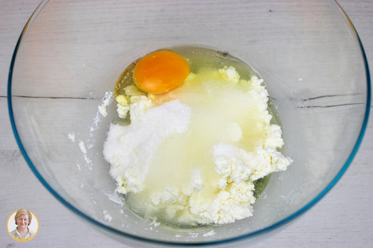 Разогреть духовку до 180 °С. Приготовим тесто. В миску выкладываем творог, творог не должен быть сухой, лучше брать мягкий или пастообразный. Если творог крупинчатый, его нужно протереть через сито. 
Добавляем сахар, ванильный сахар, соль, яйцо и растительное масло. 
Перемешиваем, чтобы масса стала более однородной.