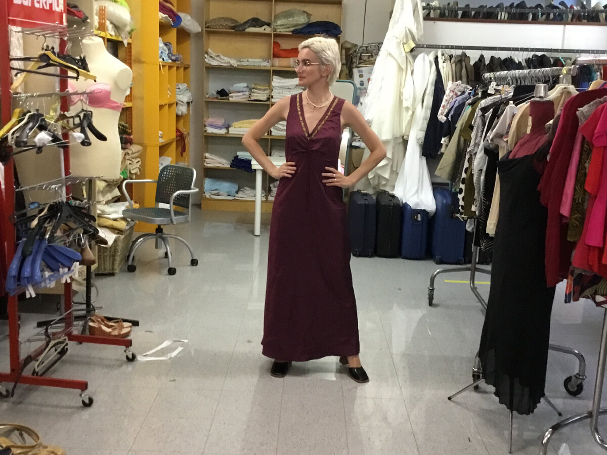 Платье из тафты. Стирать нельзя, только в химчистку носить. Стоит 2 евро. 