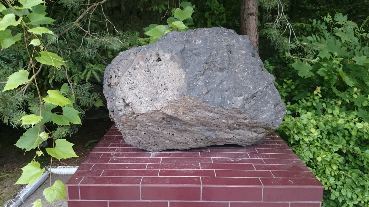 Вот такой "камушек" на постаменте. Листайте галерею Фото автора.