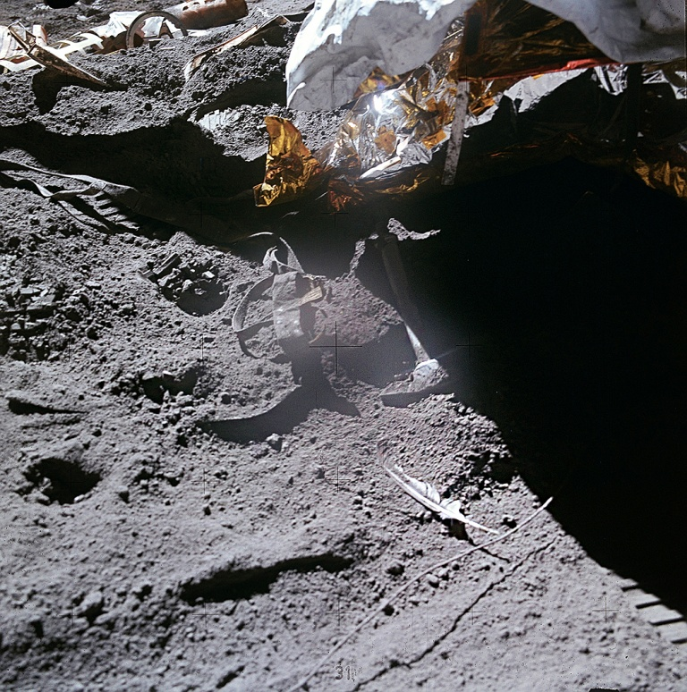Перо и молоток, оставшиеся на Луне, hq.nasa.gov