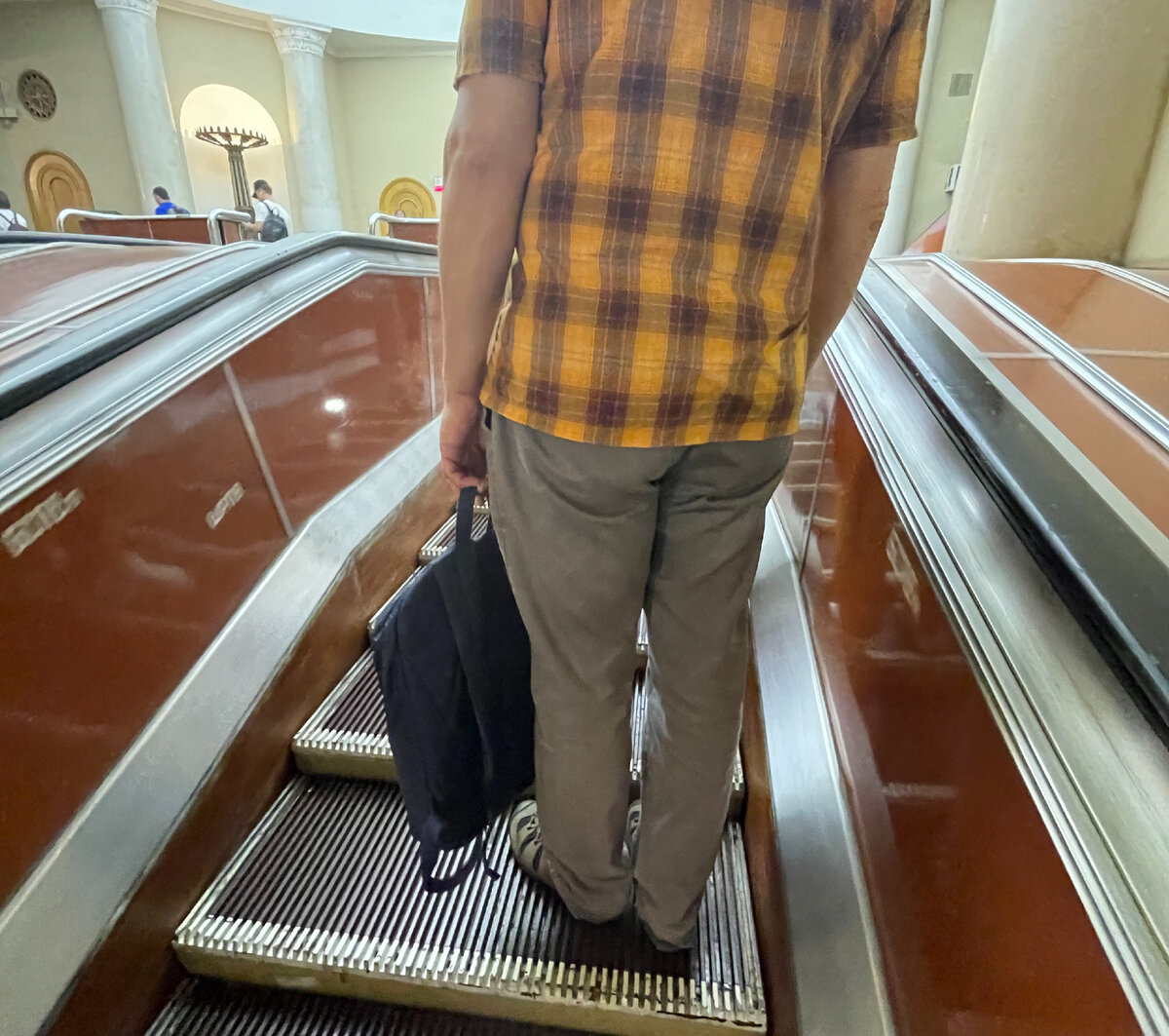 Человек умудрился совместить обувь с дырочками, носки и рубашку с короткими рукавами