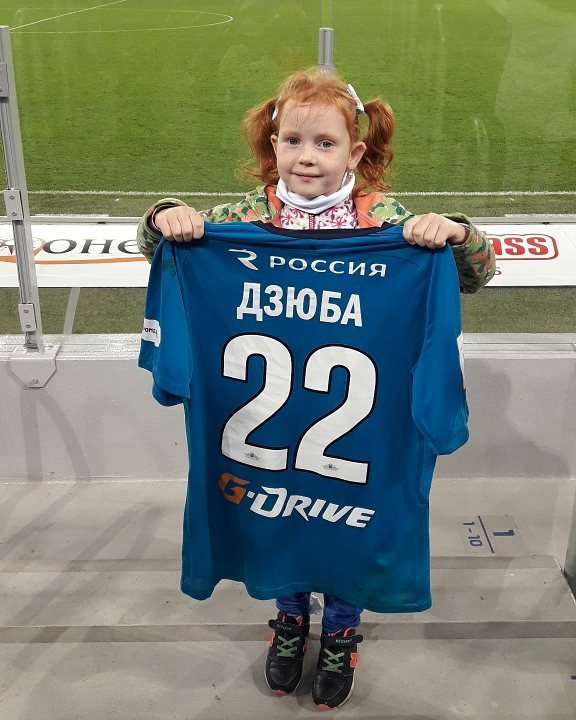 Девочка, над которой Дзюба пошутил в 2017 году, дернув за косичку