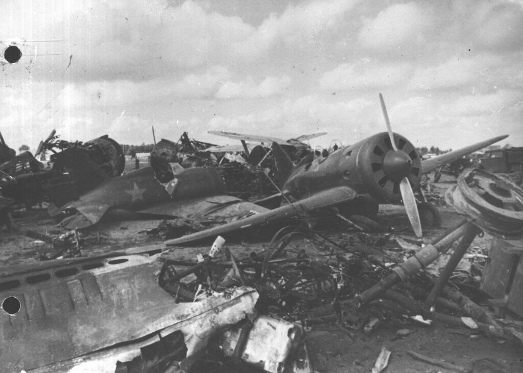22 июня 1941 года. Самолеты с советских аэродромов не смогли взлететь. Фото с сайта fishki.net.