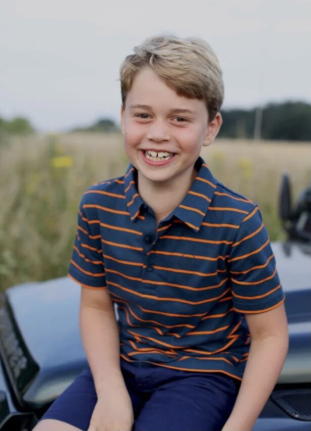 Принц Джорд сидит на семейном «Лендровере». Фотография из открытого источника.