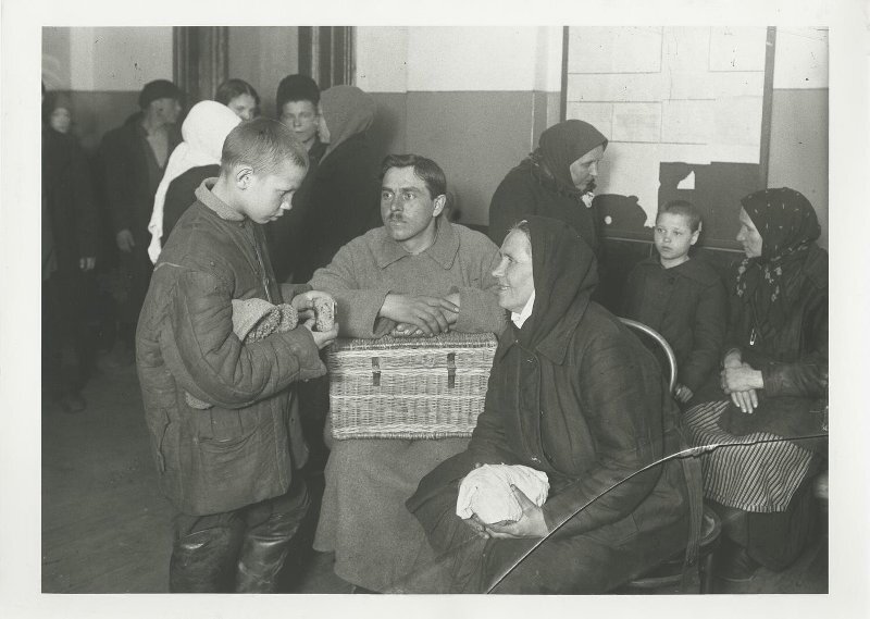 Крестьяне берут беспризорника на воспитание. Аркадий Шайхет, 1927 год, МАММ/МДФ.