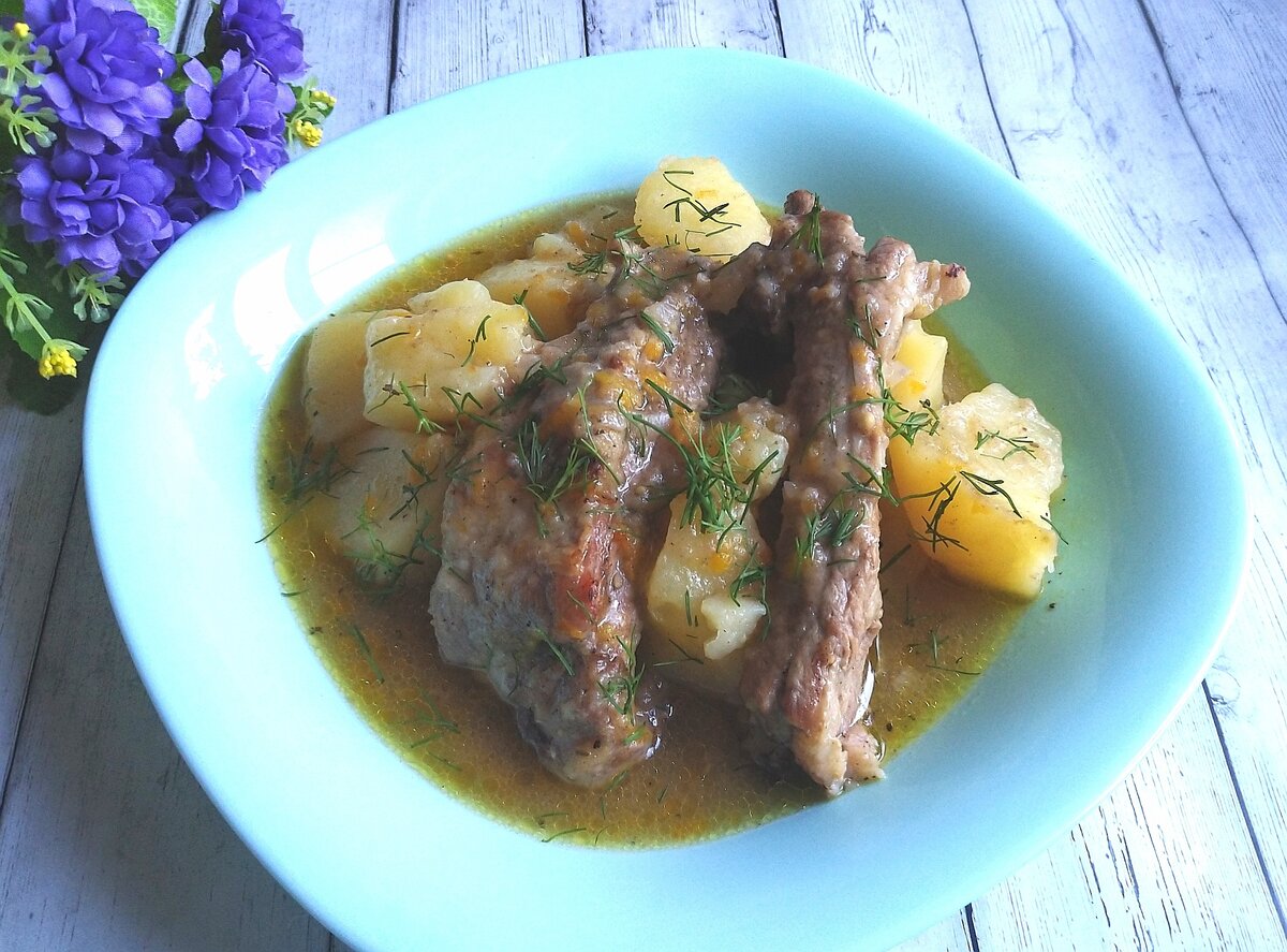 жаркое хлебное. жареный хлебушек. багет обжаренный. гренки из батона с яйцом. венгерский суп гуляш в хлебе.