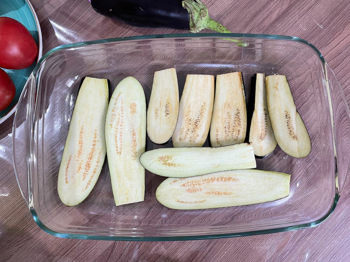 Количество баклажанов зависит от их размеров и размеров формы, в которой будете запекать