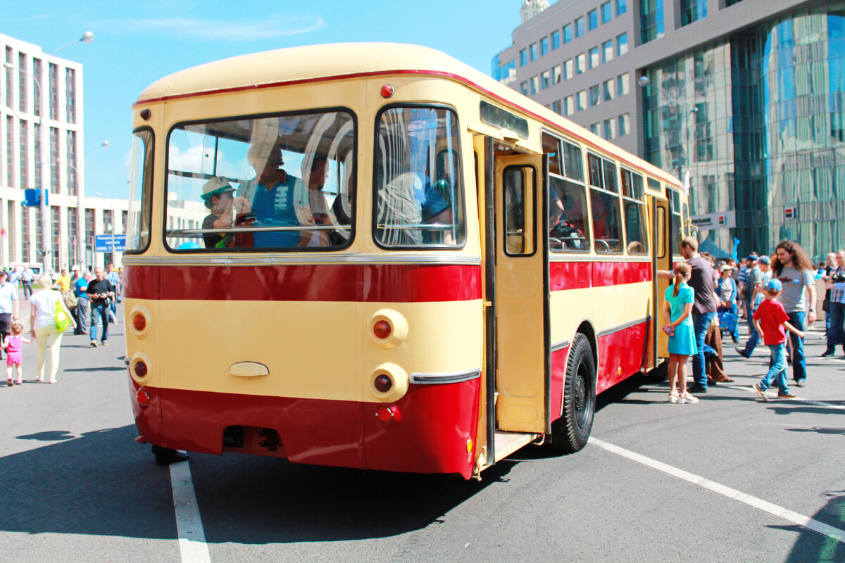 Когда-то такие автобусы колесили дороги Москвы. Снимок 2015 года.