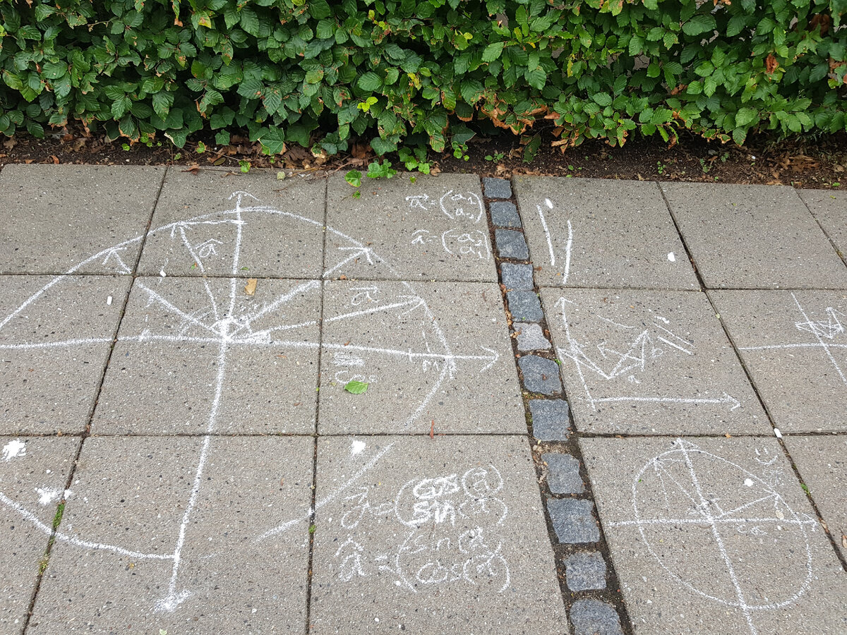 Буквы разные писать прямо мелом на асфальт учат в школе, учат в школе, учат в школе! 