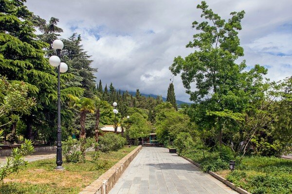 То, что нас окружает, тоже является частью нас самих, причём настолько,  что мы это замечаем только когда погружаемся в другой мир, отмечая для  себя и то, что тебе не хватает и то, чего ты был лишен ...

Крым, Гурзуф ... 

  