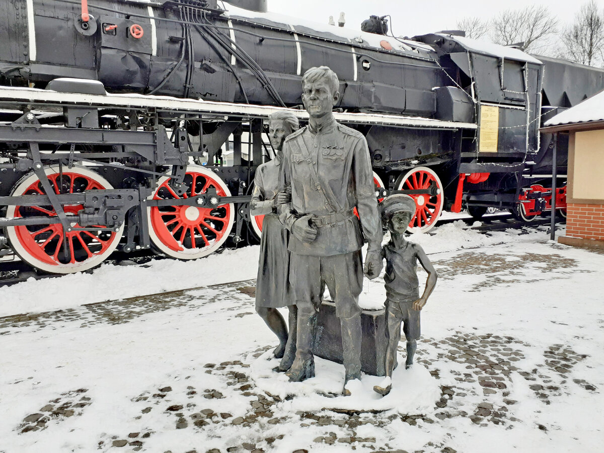 Памятник первым переселенцам в Калининградскую обл. на площади перед ж/д вокзалом в Советске. Февраль 2021. Фото автора