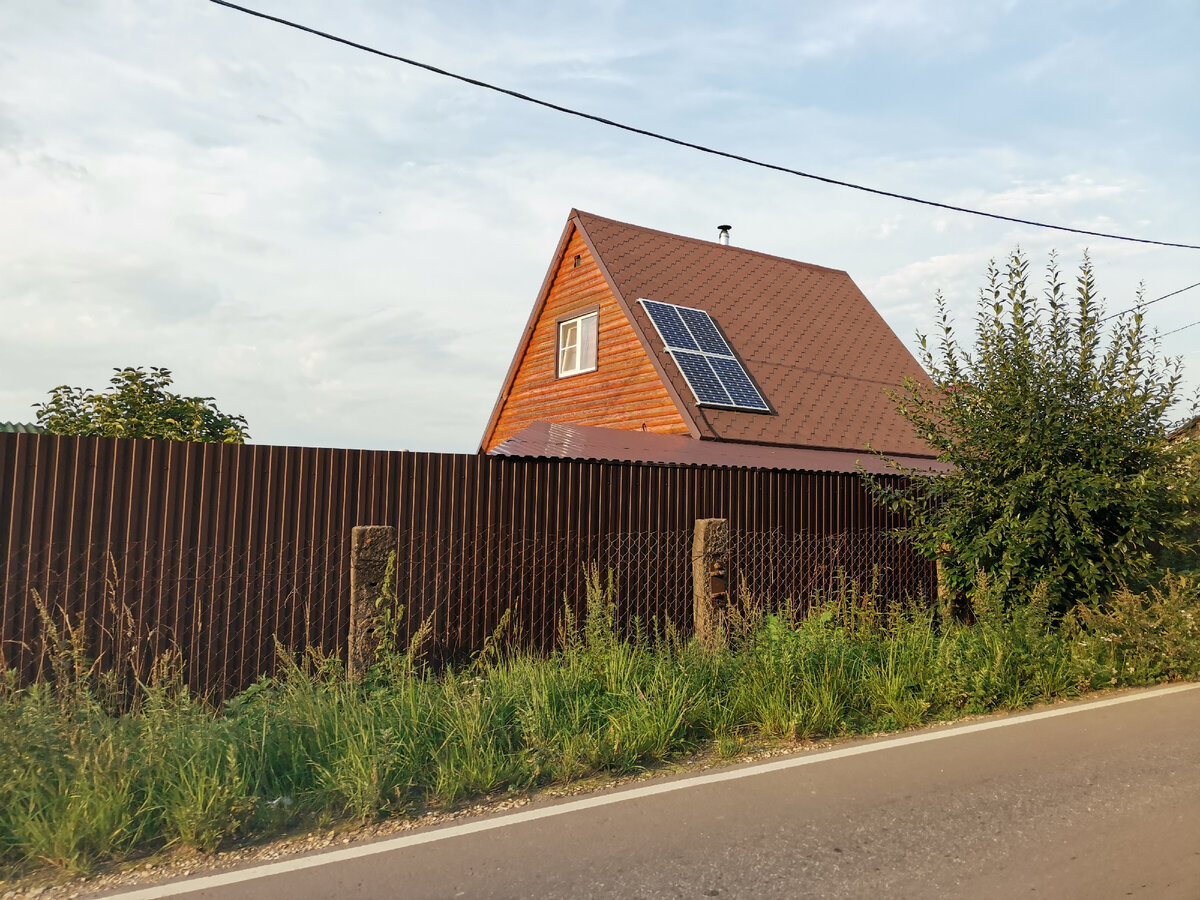 На крыше дома видны солнечные панели, хотя, на заднем фоне есть провода.