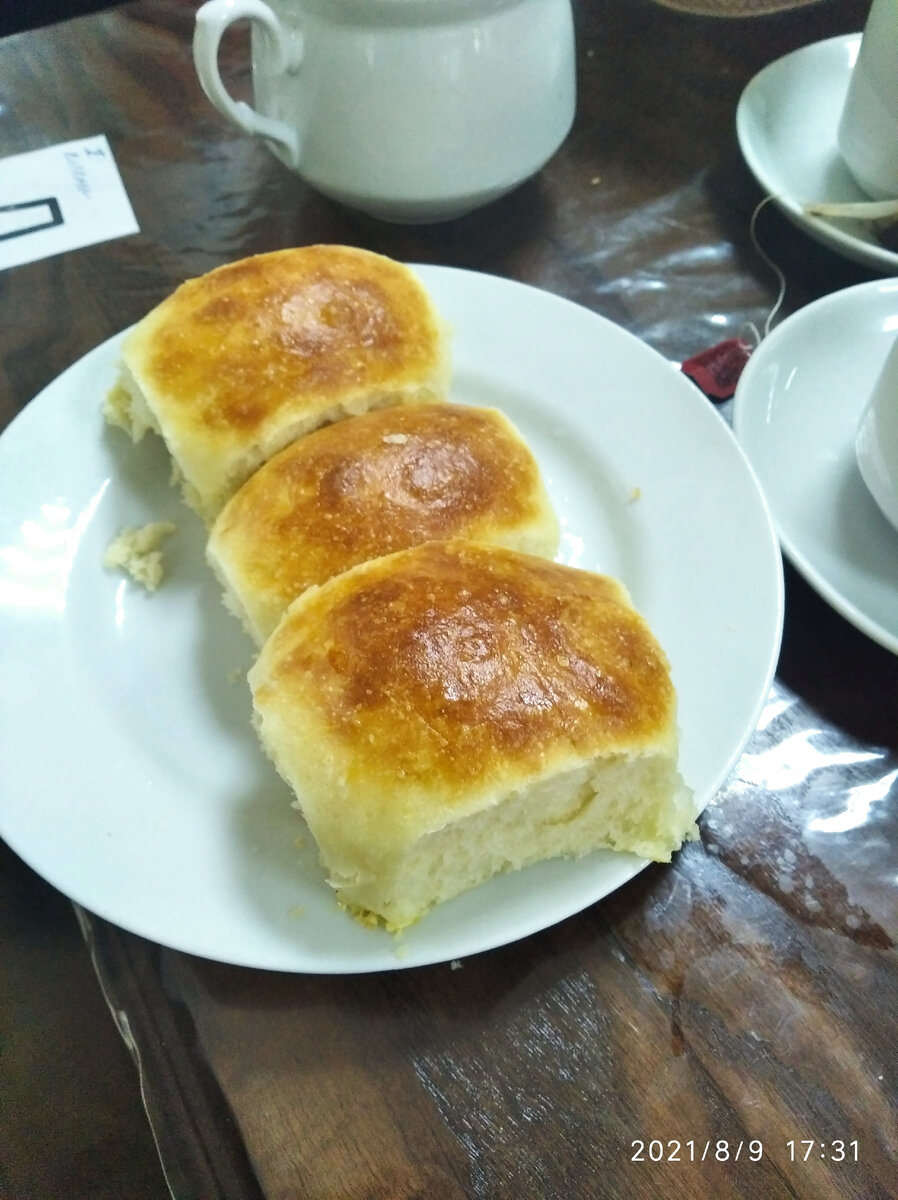 Три раза за 16 дней дали вот такие булочки. Поскольку нас сидело трое, положили только три, пришлось объяснять, что нас вообще-то четверо по документам и две путёвки оплачены нами лично, а не соцстрахом. Принесли четвёртую. Ни печенья, ни вафель, ни чего-либо подобного в санатории не было.