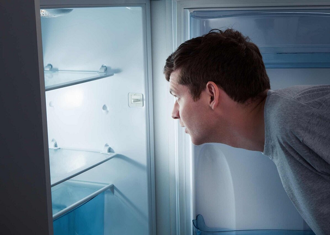 Николаю  хотелось поесть чего-нибудь вкусного, домашнего. Но вместо этого он увидел повесившуюся там мышь.