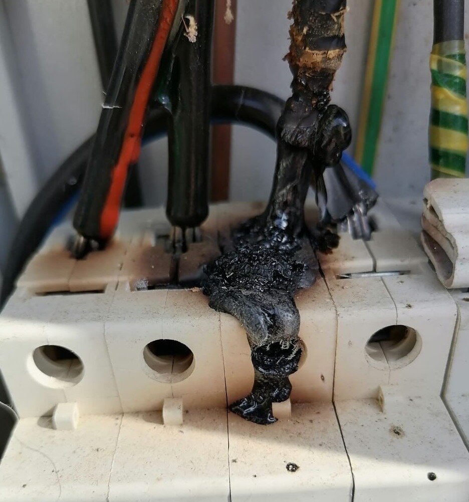 Рисунок 1. Повреждение изоляции из-за нагрева провода